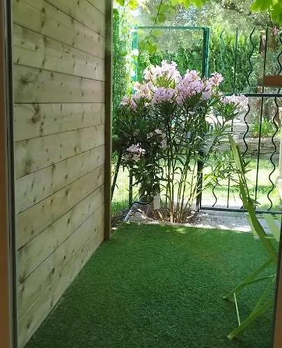 Le Cosy Joli F2 Proche Gare, Arenes Avec Terrasse Privee Lägenhet